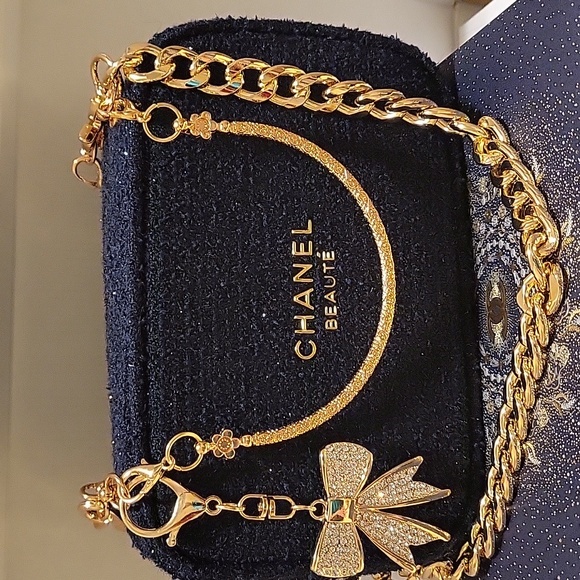 NIB Chanel makeup Black - Picture 4 of 13